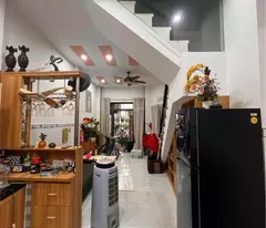 Bán nhà đẹp căn góc đường Nguyễn Thái Học, 2 tầng, 2 phòng ngủ, sân rộng rãi. Vị trí gần chợ Đầm,