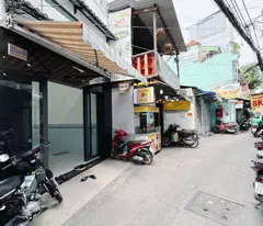 Sát mặt tiền đường Vĩnh Khánh Q 4 cách 0.5 giây Q1 
Đường trước nhà 4.5 m
DIỆN TÍCH 150 M2 
NHÀ