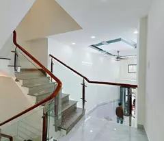 Sát mặt tiền đường Vĩnh Khánh Q 4 cách 0.5 giây Q1 
Đường trước nhà 4.5 m
DIỆN TÍCH 150 M2 
NHÀ