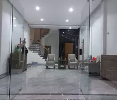 Bán nhà ngõ Kim mã, diện tích 63m2 xây 7 tầng thang máy, nội thất hiện đại, sân thượng view công