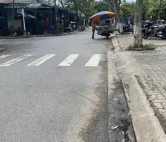 Mặt tiền Sơn Trà, đường 5m5 kẹp cống hông và sau mỗi bên 1m rất thoáng. Chỉ 4,xx tỷ