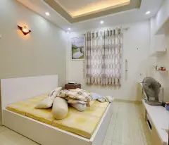 NHÀ MỚI SÁT MẶT TIỀN ĐƯỜNG KHÁNH HỘI Q4
NGANG 3.4 X 12.5  ĐÚC 4 TẤM CHỈ 5 TỶ