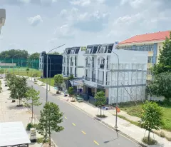 CẦN BÁN GẤP LÔ ĐẤT NẰM SÁT ĐƯỜNG HUỲNH VĂN LÚY ĐỐI DIỆN TRƯỜNG HỌC CẤP 1 VÀ 2 PHÚ CHÁNH