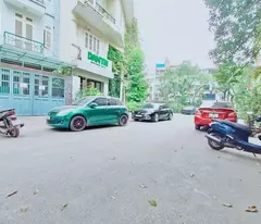 Căn nhà riêng này tọa lạc tại vị trí đắc địa, Ngõ 2 Phố Giảng Võ, Đống Đa, Hà Nội, với diện tích