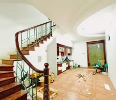 Căn nhà riêng này tọa lạc tại vị trí đắc địa, Ngõ 2 Phố Giảng Võ, Đống Đa, Hà Nội, với diện tích