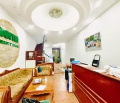 Căn nhà riêng này tọa lạc tại vị trí đắc địa, Ngõ 2 Phố Giảng Võ, Đống Đa, Hà Nội, với diện tích