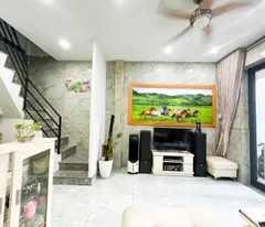 Bán Nhà kế Phan Xích Long, 2 Tầng 2 PN, Có sân để xe Nhỉnh 3 Tỉ
