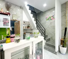 Bán Nhà kế Phan Xích Long, 2 Tầng 2 PN, Có sân để xe Nhỉnh 3 Tỉ