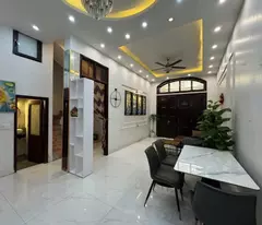 CC gửi b.án nhà gần Chợ Ngọc Thụy, Ngõ nông, 3 bước ra Ô tô, 3 mặt thoáng - 68m2 - 5 tầng - 6 ngủ