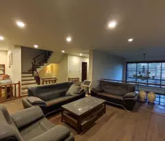 nhà đẹp mặt hồ Hai Bà Trưng, 130m x 4 tầng, mặt tiền 9m, 1 mặt ngõ, vỉa hè, ôtô tránh