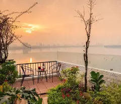 Bán tòa 10 tầng mặt phố Yên Hoa 256m2 kinh doanh 600 triệu/tháng view Hồ Tây
