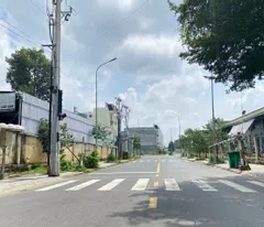 Cần bán lô đất 3 mặt tiền vị trí đẹp, giá chỉ 2,3 tỷ  Trường học Phú Chánh ngay đối diện.