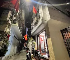 LÔ GÓC- 3 THOANG- GẦN Ô TÔ- NGÕ THÔNG+ Ngõ trước nhà ba gác tránh, gần ô tô, gần phố.