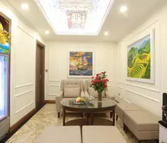Bán nhà Hoàng Quốc Việt  thang máy vù vù, gần phố, 30m ô tô, ở và kinh doanh 40m -7.4 tỷ