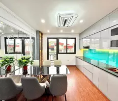 Nhà cực đẹp phố Lạc Long Quân 43m2, 6T thang máy 2 thoáng view sân rộng 100m2 gần Hồ
