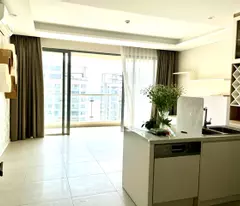 Cho thuê căn hộ 2PN tầng cao, view hồ bơi siêu đẹp tại Đảo Kim Cương