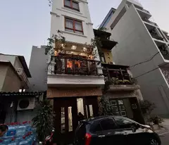 MẶT ĐƯỜNG Ô TÔ TRÁNH, 7 CHỖ VÀO NHÀ, THIẾT KẾ ĐẸP, NỘI THẤT SỊN SÒ.Sổ vuông đẹp sẵn giao dịch.