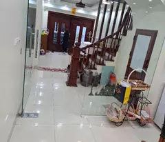 MẶT ĐƯỜNG Ô TÔ TRÁNH, 7 CHỖ VÀO NHÀ, THIẾT KẾ ĐẸP, NỘI THẤT SỊN SÒ.Sổ vuông đẹp sẵn giao dịch.
