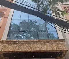 Tòa văn phòng đường Hoàng Quốc Việt 80m2, 8T, MT4.8m thông sàn giá 30 tỷ đẹp long lanh