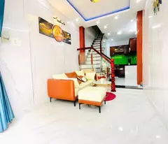 Vị trí bao đẹp , nhà nằm giữa mấy chợ và trường học siêu thị xung quanh. Chỉ 3.78 Tỷ