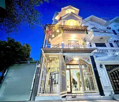 Nhà đẹp cạnh Phú Mỹ Hưng, 4 tầng, đường 7m, chỉ 6.5 tỷ