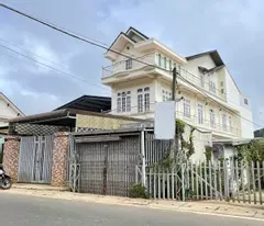 CHO THUÊ NHÀ NGUYÊN CĂN 8 PHÒNG NGỦ 13TR/THÁNG  MẶT TIỀN ĐƯỜNG HỒ THAN THỞ ĐÀ LẠT