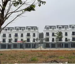 bán nhà căn view 3 : chợ, trung tâm nghệ thuật ở trung tâm quảng trường