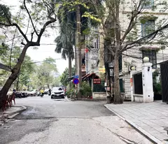 Bán nhà mặt phố sân vườn Hoàng Cầu, Đống Đa, diện tích 210m2, xây building 10 tầng cho thuê dòng