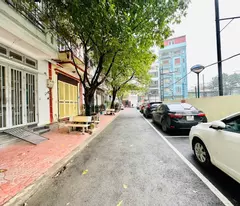 Vỉa hè phân lô -ô tô tải tránh