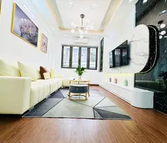 BÁN NHÀ TRUNG TÂM CẦU GIẤY Ô TÔ ĐỖ CỬA PHÂN LÔ NGÕ THÔNG THOÁNG NHÀ ĐẸP CHỈ 8,3 TỶ
