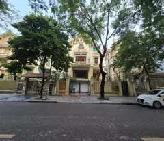 Bán biệt thự vị trí đẹp nhất bán đảo Linh Đàm view hồ, diện tích 254m2, mặt tiền 13m, giá chỉ 70 tỷ