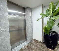 BÁN NHÀ 5 TẦNG THANG MÁY - XE HƠI NGỦ TRONG NHÀ Đ.BÊN VÂN ĐỒN, Q4 - NGANG HIẾM 5M NỞ HẬU 6,6M *