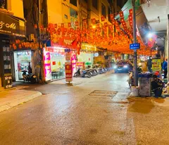 Chỉ hơn 9 tỷ. mặt phố Ngọc Lâm, Kinh Doanh 30m x 5T vỉa hè thêng thang !