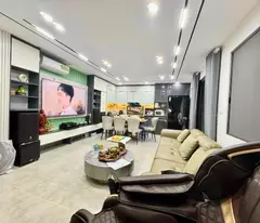 Chỉ hơn 9 tỷ. mặt phố Ngọc Lâm, Kinh Doanh 30m x 5T vỉa hè thêng thang !