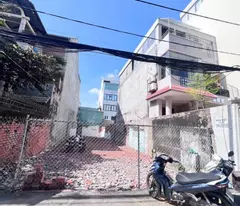 Bán đất tặng Biệt Thự Cũ Mặt Tiền – Ngay Trung Tâm Thảo Điền - quận 2