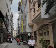 KHU PHÂN LÔ THÁI HÀ, HOÀNG CẦU, Ô TÔ TRÁNH, VỈA HÈ KINH DOANH, CHỦ THIỆN CHÍ BÁN.