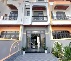 Bán nhà xây mới gần Uỷ Ban xã Bến Lức , DT 100m2, thanh toán trước chỉ 900tr nhận nhà.