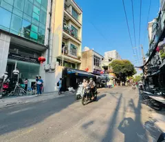 Tòa nhà ngang 10.5m gần sân bay – hơn 1.400m² sàn, phù hợp khai thác văn phòng