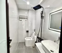 võ chí công DT 25m giá 7,9 tỷ nhà mới full nội thất,ngõ thông,30m ra phố