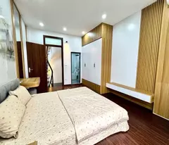 võ chí công DT 25m giá 7,9 tỷ nhà mới full nội thất,ngõ thông,30m ra phố