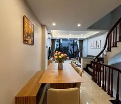 bán nhà lệ mật 70m x 4T ngõ thông, sân vườn, nhà mới nhỉnh 12t còn tl