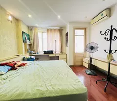Bán nhà lô góc 2 mặt tiền, gần phố Hào Nam, Đống Đa, 30m2 5 tầng, 4,5m hơn 10 tỷ, oto đỗ cửa, đa