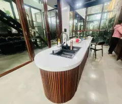 NHÀ TRUNG KÍNH TO, CẦU GIẤY 83m * 7 TẦNG, Ô TÔ TRÁNH VỈA HÈ, SETUP SẴN VÀO LÀM VIỆC NGAY
