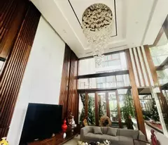 NHÀ TRUNG KÍNH TO, CẦU GIẤY 83m * 7 TẦNG, Ô TÔ TRÁNH VỈA HÈ, SETUP SẴN VÀO LÀM VIỆC NGAY