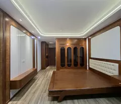 BÁN NHÀ PHÂN LÔ TRẦN QUỐC HOÀN – CẦU GIẤY – Ô TÔ VÀO NHÀ – THANG MÁY FULL  NỘI THẤT MỚI