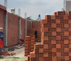 Còn 4 nền trong khu nhà phố đang xây dựng đồng bộ 126m ngang 5m, 4 tầng đường nhựa