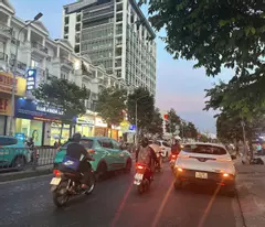 Bán Khách sạn ngay Emart Phan Văn Trị 5 lầu 13P DTS 255m2 khai thác 100tr chỉ 13.9 tỷ.