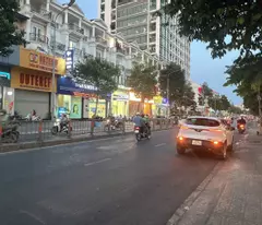 Bán Khách sạn ngay Emart Phan Văn Trị 5 lầu 13P DTS 255m2 khai thác 100tr chỉ 13.9 tỷ.
