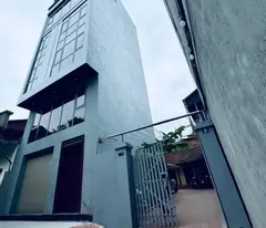 Bán nhà phúc lợi 44m /6 tầng , giá chỉ 9xxx oto ngủ trong nhà