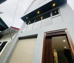 Bán nhà phúc lợi 44m /6 tầng , giá chỉ 9xxx oto ngủ trong nhà